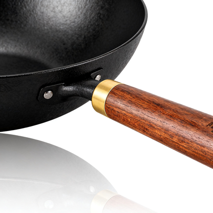🍳 Natural Wood Handle Cast Iron Skillet A Timeless Kitchen Essential Designed for Flavor, Durability, and Everyday Cooking Moments